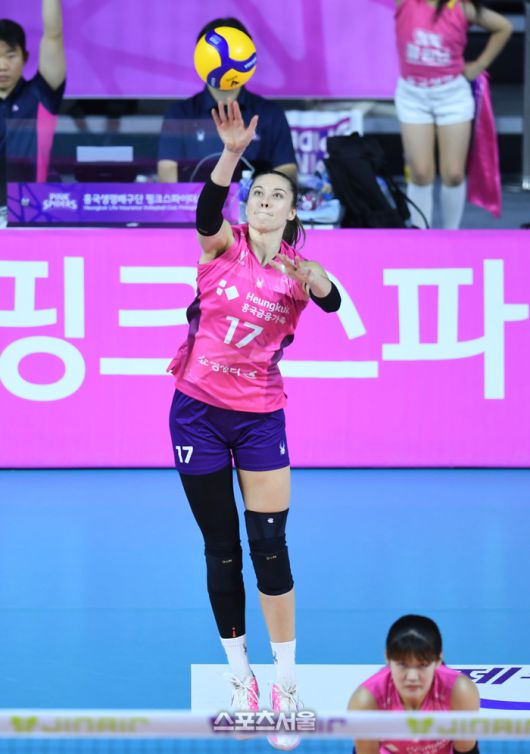 흥국생명 레베카가 20일 인천 삼산월드체육관에서 열린 2025~2026 V-리그 GS칼텍스와 경기에서 서브를 넣고 있다. 2025. 11. 20.삼산 | 최승섭기자 thunder@sportsseoul.com