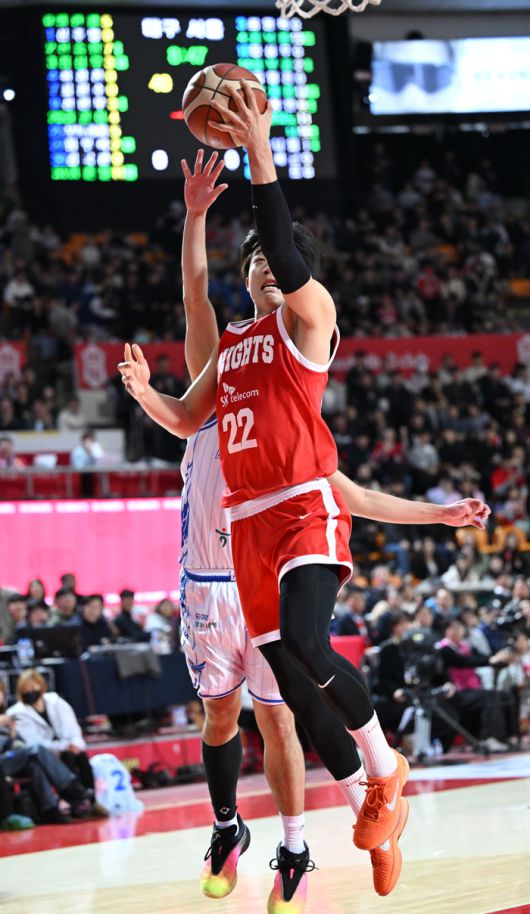 SK 오재현이 24일 서울 잠실학생체육관에서 열린 2025~2026 LG전자 프로농구 4라운드 한국가스공사전에서 레이업슛을 시도하고 있다. 사진 | KBL