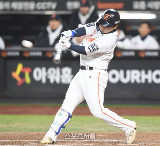 한화 문현빈이 30일 대전 한화생명볼파크에서 열린 2025 KBO 한국시리즈 4차전 LG와 경기 7회말 2사2,3루 2타점 중전안타를 치고 있다. 대전 | 최승섭기자 thunder@sportsseoul.com