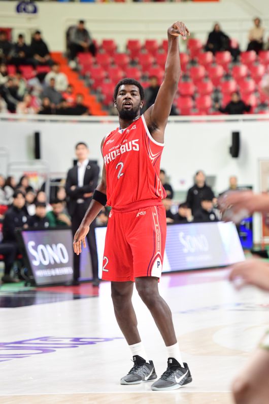 현대모비스 해먼즈가 24일 울산 동천체육관에서 열린 2025~2026 프로농구 DB와 경기에서 3점슛을 던지고 있다. 사진 | KBL