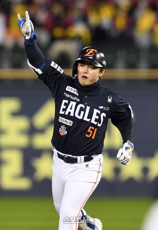 한화 문현빈이 27일 잠실구장에서 열린 2025 KBO리그 LG와 한국시리즈 2차전 1회초 1사 1루 상황에서 LG 선발 임찬규를 상대로 2점 홈런을 친 뒤 베이스를 돌며 세리머니를 하고 있다. 잠실 | 박진업 기자 upandup@sportsseoul.com