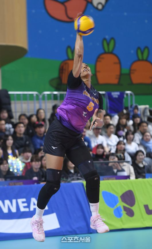 스파이크 서브 퀸을 차지한 실바가 25일 춘천 호반체육관에서 열린 2025-2026 V-리그 올스타전에서 서브를 넣고 있다. 2026. 1. 25.춘천 | 최승섭기자 thunder@sportsseoul.com