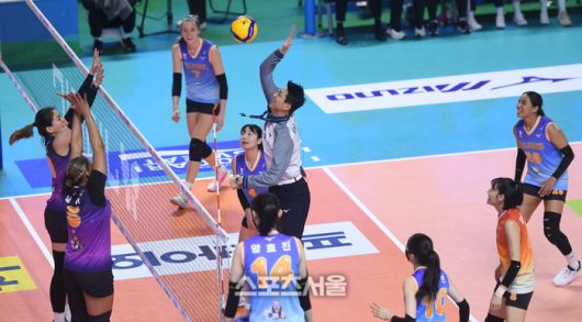 송인섭 주심이 25일 춘천 호반체육관에서 열린 2025-2026 V-리그 올스타전에서 강타를 날리고 있다. 2026. 1. 25.춘천 | 최승섭기자 thunder@sportsseoul.com