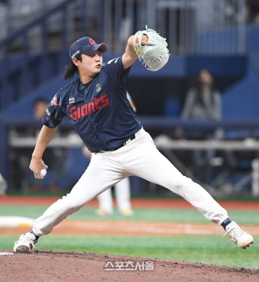 롯데 정철원이 1일 고척스카이돔에서 열린 2025 KBO리그 키움과 경기 8회말 등판해 힘차게 공을 던지고 있다. 고척 | 박진업 기자 upandup@sportsseoul.com