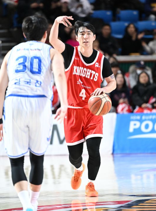 서울 SK 김낙현이 24일 서울 잠실학생체육관에서 열린 2025~2026 LG전자 프로농구 한국가스공사전에서 동료들 위치를 조정하고 있다. 사진 | KBL