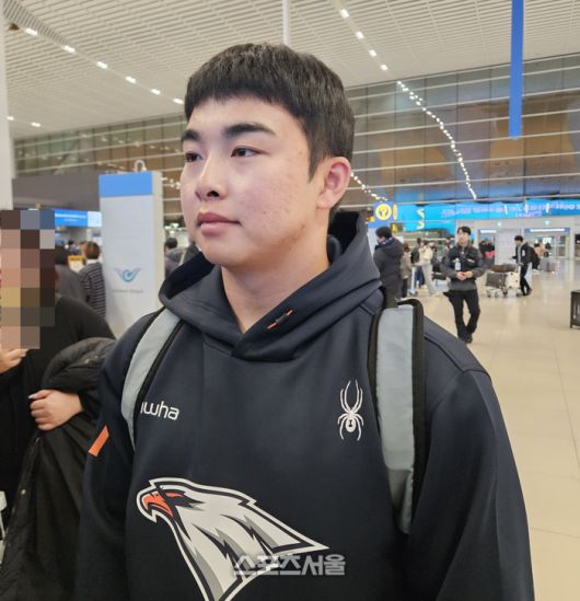 한화 문현빈이 23일 인천국제공항에서 2026 스프링캠프 출국 전 인터뷰에 응했다. 인천국제공항 | 김동영 기자 raining99@sportsseoul.com