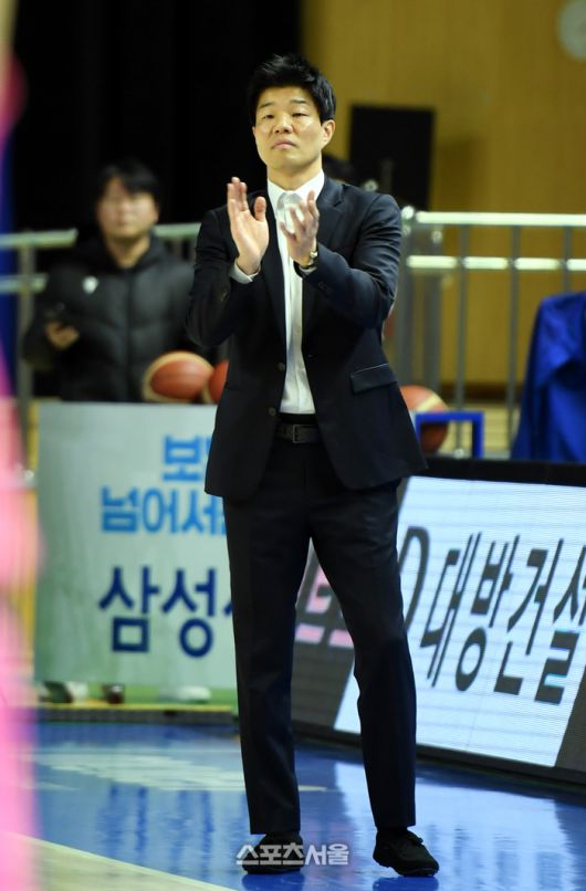 삼성생명 하상윤 감독이 12일 용인체육관에서 열린 여자프로농구 BNK 썸과 경기에서 선수들을 격려하고 있다. 용인 | 최승섭기자 thunder@sportsseoul.com