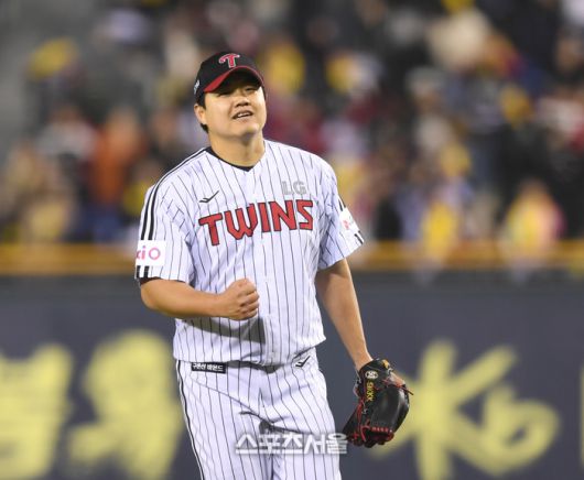 LG 투수 장현식이 15일 잠실야구장에서 열린 2025 KBO 리그 삼성과 경기 9회초 1사1,2루 상대 류지혁을 병살타로 처리한 후 환호하고 있다. 잠실 | 최승섭기자 thunder@sportsseoul.com