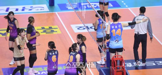 K-스타 양효진이 25일 춘천 호반체육관에서 열린 2025-2026 V-리그 올스타전에서 편파판정을 하고 있다. 2026. 1. 25.춘천 | 최승섭기자 thunder@sportsseoul.com