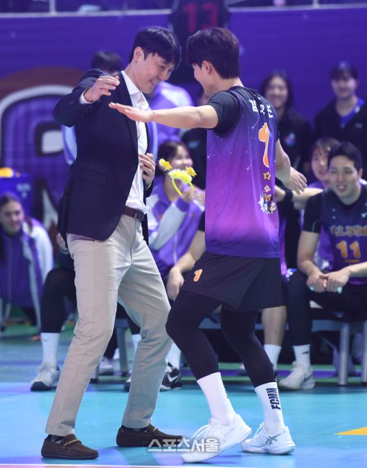 김우진이 25일 춘천 호반체육관에서 열린 2025-2026 V-리그 올스타전에서 하현용 KB손보 감독대행과 댄스를 하고 있다. 2026. 1. 25.춘천 | 최승섭기자 thunder@sportsseoul.com