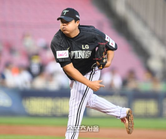 LG 투수 장현식이 17일 서울 잠실구장에서 열린 2025 KBO리그 NC와 경기 4회 역투하고 있다. 잠실 | 최승섭기자 thunder@sportsseoul.com