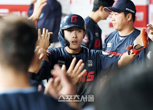 롯데 황성빈이 1일 고척스카이돔에서 열린 2025 KBO리그 키움과의 경기 9회초 2사 3루 상황에서 레이예스의 적시타에 3루에서 홈으로 뛰어 득점한 뒤 동료들과 하이파이브를 하고 있다. 2025. 5. 1. 고척 | 박진업 기자 upandup@sportsseoul.com