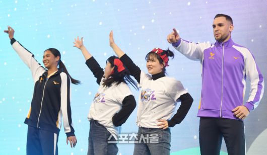 도로공사 타나차와 KB손해보험 비예나가 25일 춘천 호반체육관에서 열린 2025-2026 V-리그 올스타전에서 테마곡 챌린지 결정전에서 공연을 하고 있다. 2026. 1. 25.춘천 | 최승섭기자 thunder@sportsseoul.com