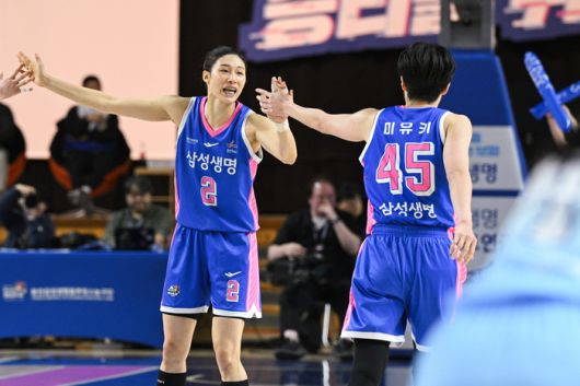 미유키가 이해란과 하이파이브를 하고 있다. 사진 | WKBL