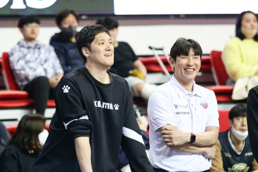 코치 시절 양동근(오른쪽) 감독과 함지훈의 모습. 사진 | KBL