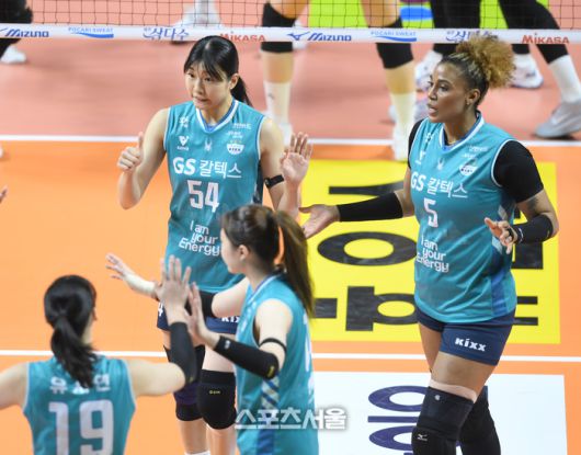 GS칼텍스 오세연과 실바가 23일 서울 장충체육관에서 열린 2025~2026 V-리그 도로공사와 경기에서 득점 후 환호하고 있다. 2025. 12. 23.장충 | 최승섭기자 thunder@sportsseoul.com