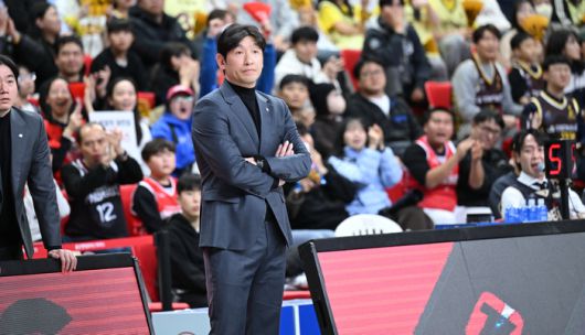 현대모비스 양동근 감독이 울산동천체육관에서 열린 2025~2026 LG전자 프로농구 LG전을 지켜보고 있다. 사진 | KBL