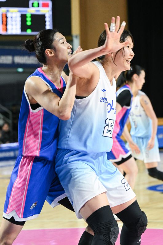 이해란이 경합을 펼치고 있다. 사진 | WKBL