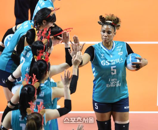 GS칼텍스 실바가 23일 서울 장충체육관에서 열린 2025~2026 V-리그 도로공사와 경기 전 동료들과 하이파이브를 하고 있다. 2025. 12. 23.장충 | 최승섭기자 thunder@sportsseoul.com