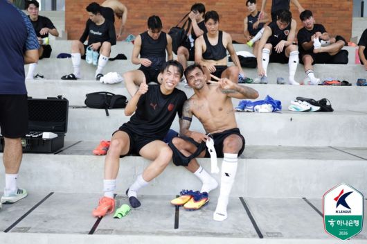 포항 니시야 켄토(왼쪽)와 완델손. 사진 | 한국프로축구연맹