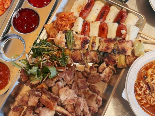 글램핑감성 물씬 느낄 수 있는 솥뚜껑 닭볶음탕 & 바베큐 천안 솥솥... 글램핑감성 물씬 느낄 수 있는 솥뚜껑 닭볶음탕 & 바베큐 천안 솥솥