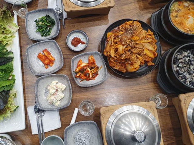 한국인의 입맛 사로잡는, 오야동 논두렁 우렁쌈밥 … 쌈·제육·우렁이 만났을 때 : ZUM 허브 한국인의 입맛 사로잡는, 오야동 논두렁 우렁쌈밥... 