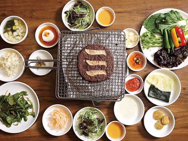윤식당의 불고기, 전통 불고기와는 새삼 다르다? : ZUM 허브 석쇠에 지글지글, 불고기가 익는다...윤식당의 불고기, 전통 불고기와는 새삼 다르다?
