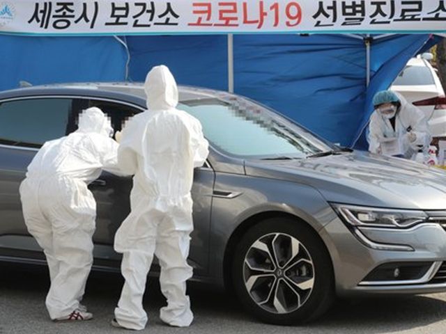 외신기자도 깜짝 놀란 한국의 드라이브 스루 선별진료소 : 허브줌 외신기자도 깜짝 놀란 한국의 드라이브 스루 선별진료소
