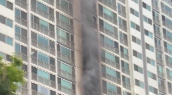 부산 용호동 아파트 화재..."방 안에서 '불멍'하려다"