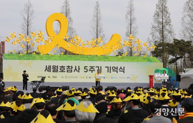 4.16세월호참사 가족협의회 장훈 운영위원장이 2019년 4월16일 안산 화랑유원지에서 열린 세월호참사 5주기 기억식에서 추도사를 하고 있다. /강윤중 기자