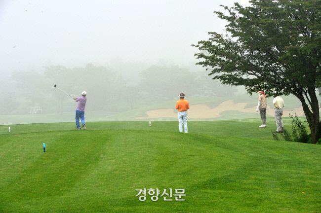 군 당국이 한미연합훈련을 이유로 오는 16일부터 28일까지 현역 장병들의 군 골프장 이용을 금지했다. 그러나 국방부는  5일 현재까지 한미연합훈련 실시 시기를 발표하지 않고 있다./경향신문 DB