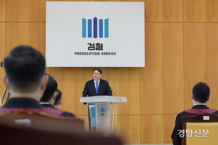 윤석열 검찰총장이 지난 3일 신임검사 신고식에서 축사를 하고 있다. 대검찰청 제공