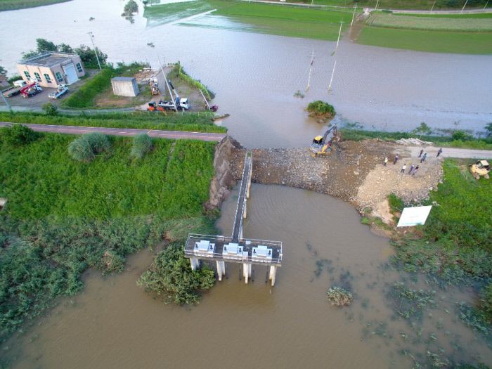 지난 9일 폭우로 유실됐던 경남 창녕군 이방면 낙동강 제방에서 10일 복구작업이 실시되고 있다. 연합뉴스.