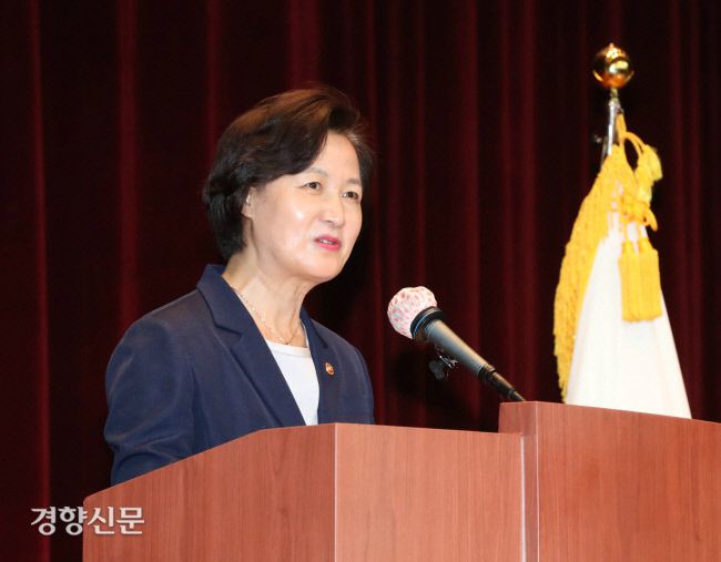 추미애 법무부 장관이 3일 정부과천청사에서 열린 신임 검사 임관식에서 인사말을 하고 있다. 권호욱 선임기자