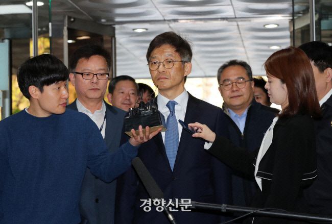 2018년 4월18일 안태근 전 검사장이 구속영장심사를 받기 위해 서울 서초동 서울중앙지법으로 들어서고 있다. 권도현 기자.