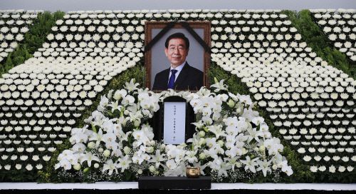 지난달 11일 오전 서울시청 앞에 고 박원순 서울특별시장 분향소가 마련돼 있다. 연합뉴스