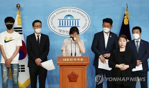 故 고유민 선수의 어머니가 20일 오전 서울 국회 소통관에서 기자회견을 열고 사망 의혹 관련 진상 규명을 촉구하고 있다. 연합뉴스