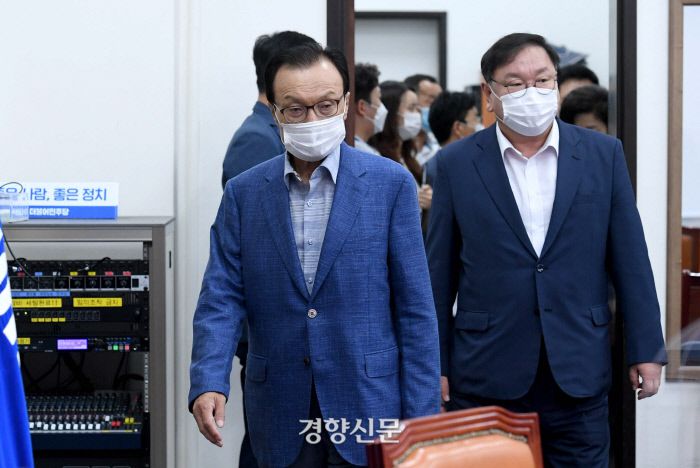 이해찬(왼쪽) 더불어민주당 대표와 김태년 원내대표가 21일 서울 여의도 국회에서 열린 더불어민주당 최고위원회의에 참석하고 있다. /김영민 기자