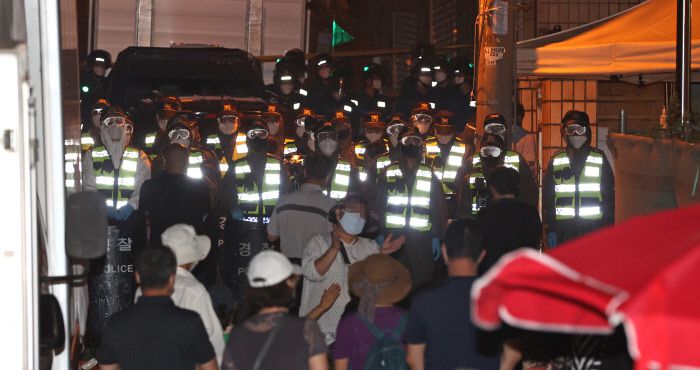 20일 서울 성북구 사랑제일교회에서 교인들이 방역당국의 역학조사 및 행정조사에 항의하며 경찰과 대치하고 있다. 연합뉴스
