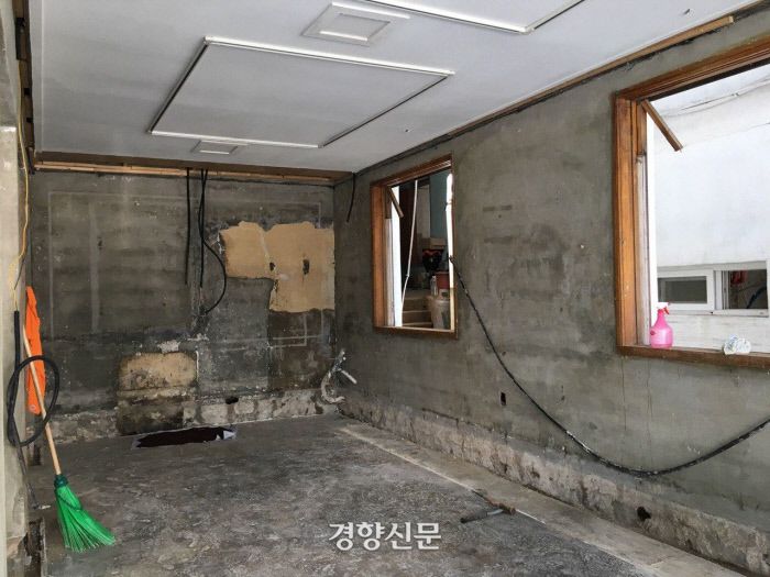 수해 피해를 입은 경남 하동 화개장터 한 가게가 도배를 위해 기존 벽지를 모두 뜯어냈다. / 이하늬 기자