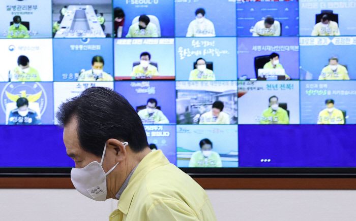 정세균 국무총리가 23일 오후 정부서울청사에서 열린 코로나19 대응 중앙재난안전대책본부 회의를 주재하기 위해 영상회의실로 입장하고 있다. 연합뉴스