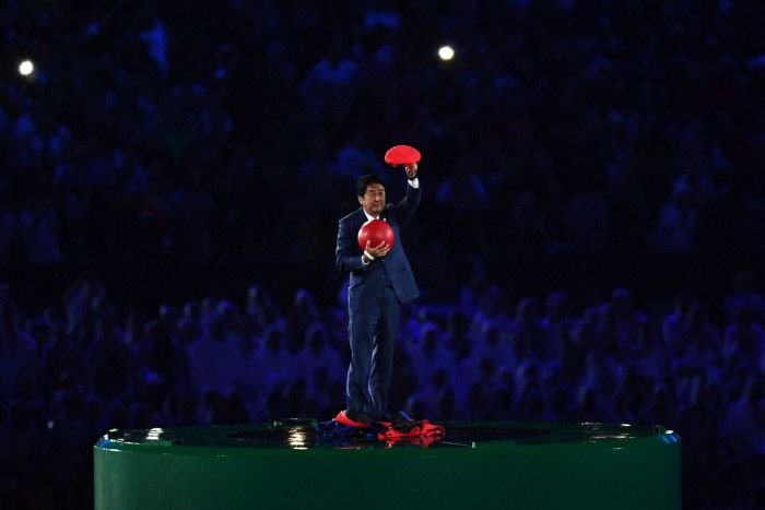 2016년 8월 아베 신조 일본 총리가 브라질 리우데자네이루 올림픽 폐막식에 ‘슈퍼마리오’ 분장을 하고 나와 2020년 도쿄 올림픽을 알리고 있다. 게티이미지