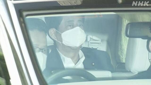 아베 신조 일본 총리가 24일 오전 도쿄 시내 총리관저를 나와 병원으로 향하고 있다. NHK 화면 캡처