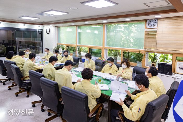 김선갑 광진구청장이 26일 부서장들과 긴급대책회의를 하고 있다. 광진구 제공