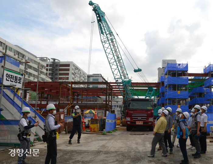 서양호 중구청장이 26일 세운재정비촉진지구 공사현장을 찾아 시설점검을 했다. 중구청 제공