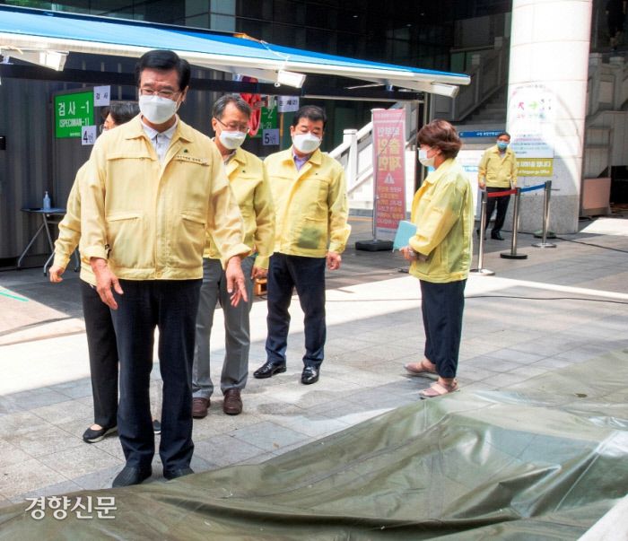 성장현 용산구청장이 25일 구 보건소 선별진료소를 찾아 태풍 ‘바비 대비상황을 점검했다. 용산구 제공