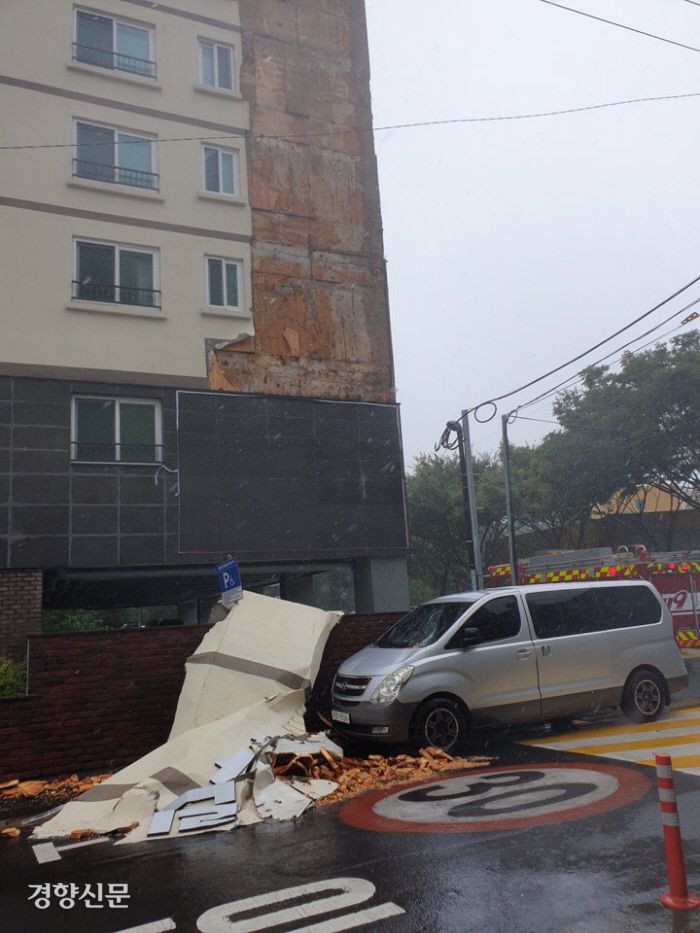 태풍  ‘바비’가 몰고 온 강풍에 의해 제주시 이도동의 한 아파트 외벽 마감재가 떨어졌다. 제주소방안전본부 제공