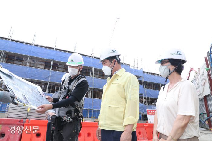 박준희 관악구청장이 27일 취약지역 현장점검을 하고 있다. 관악구 제공