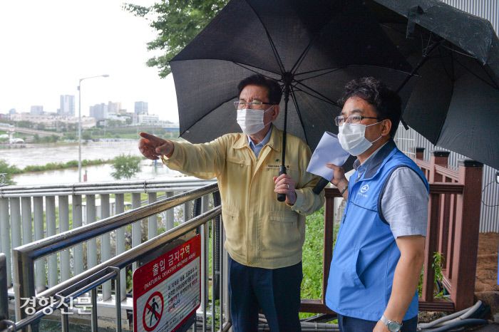유덕열 동대문구청장이 11일 집중호우로 수위가 높아진 중랑천을 점검하고 있다. 동대문구 제공