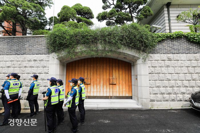 전직 대통령 전두환씨(89) 일가가 소유한 서울 서대문구 연희동 자택. 이준헌 기자 ifwedont@kyunghyang.com